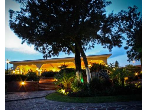 Hermoso salón iluminado