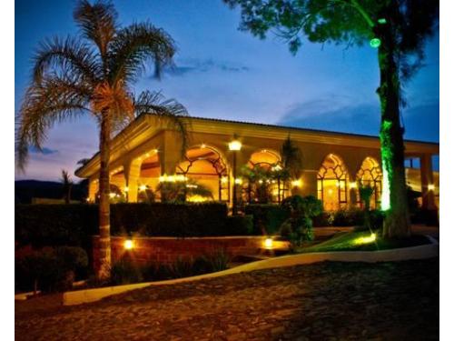 Iluminación por la parte de afuera del salón