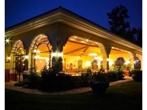 Evento con una noche muy iluminada