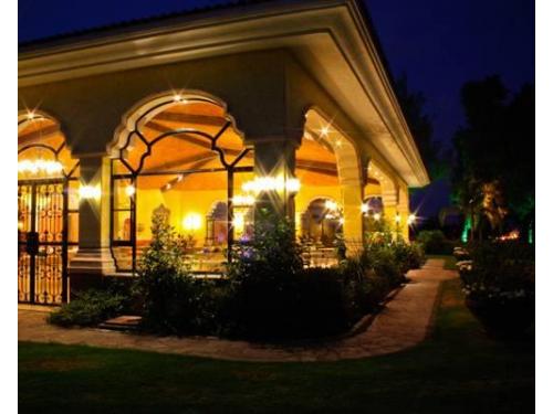 Salón muy bien iluminado