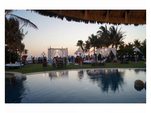 Ambientación del lugar con cortinas en tu boda