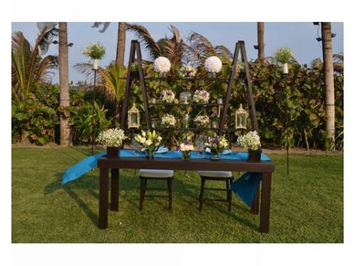 Montaje de la mesa de los novios