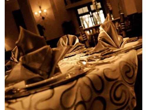 Montaje de la decoración de las mesas, en el salón de tu boda