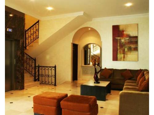 Lobby con pequeños sillones para la comodidad de los invitados a tu boda