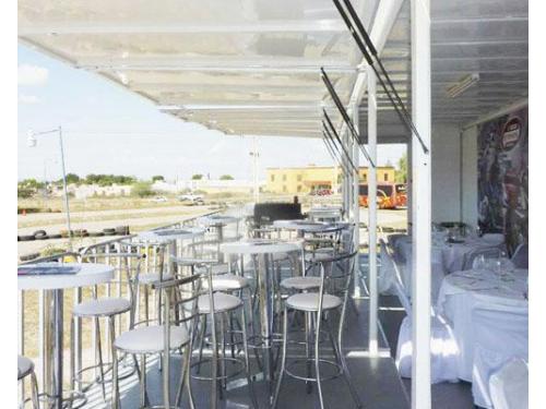 Remolque con mesas y sillas periqueras