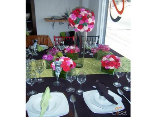 Decoración de camino verde y flores rosas y rojas