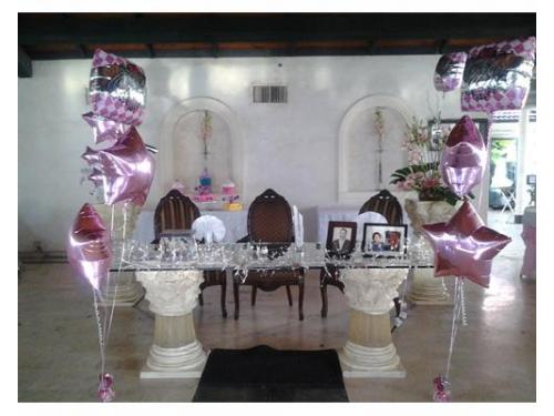 Mesa de los novios con globos
