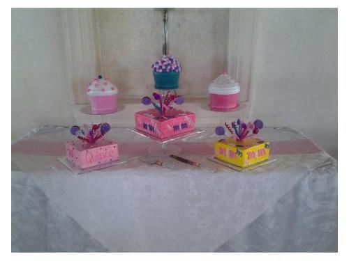 Mesa con diversos pasteles