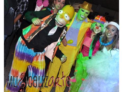 Baila con sus personaje