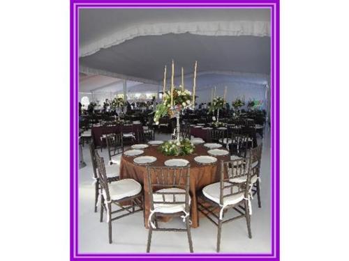 Mesas redondas con sillas tiffany