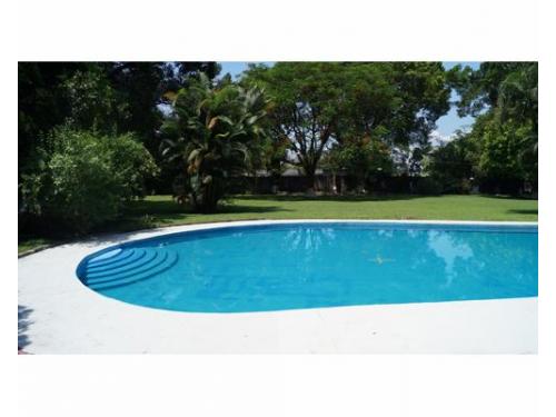 Jardín aranzaà  con alberca