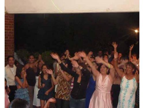 Los invitados felices