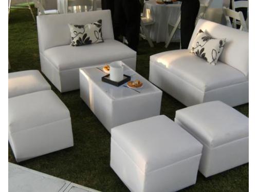Sillones blancos para recepción de tu boda