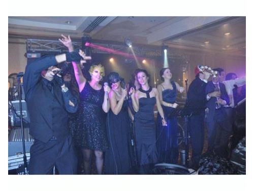 Invitados cantando con el grupo