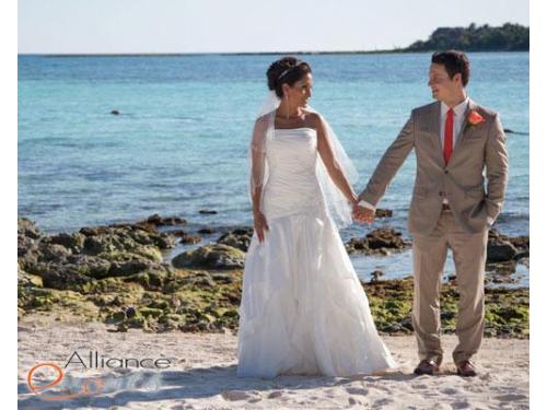 Novios tomados de la mano