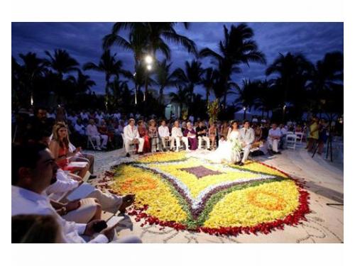 Ceremonia y alfombra de pétalos