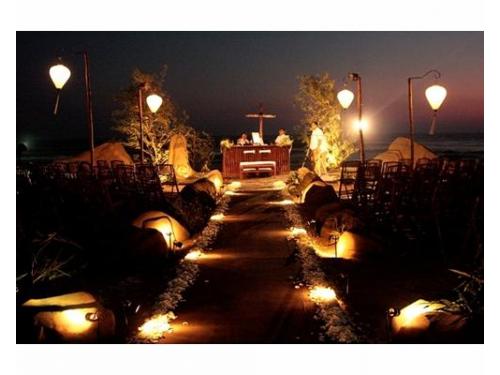 Camino iluminado al altar