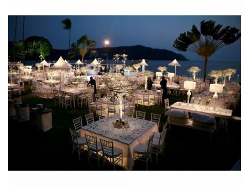 Montaje con mesas iluminadas