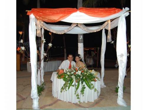 Novios en la mesa de honor