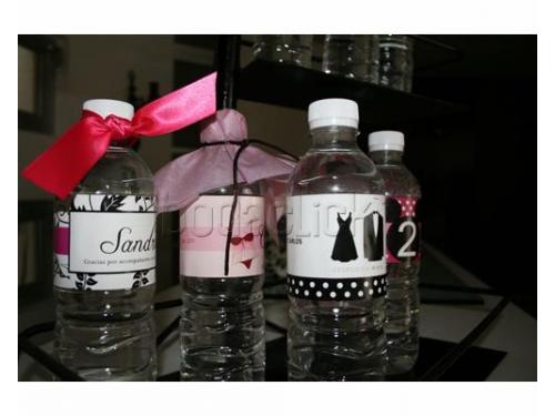 Detalles en las botellas de agua