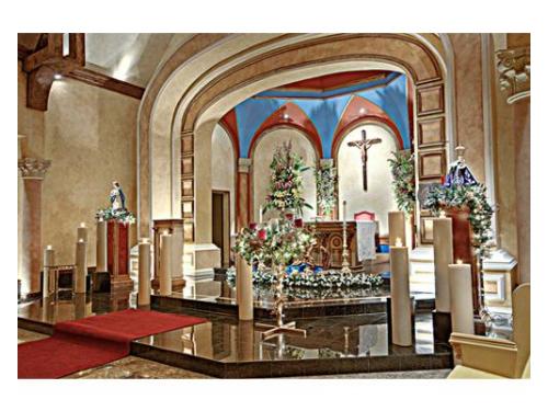 Altar iluminado con velas