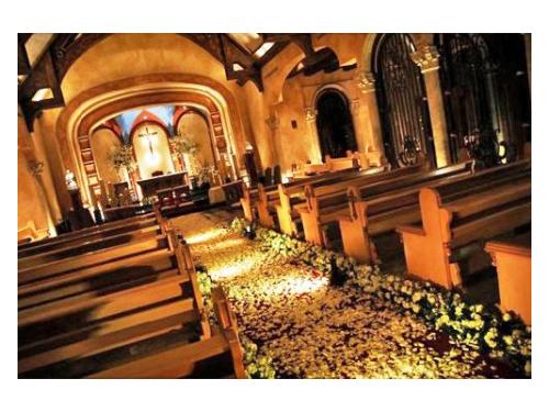 Camino de flores al altar