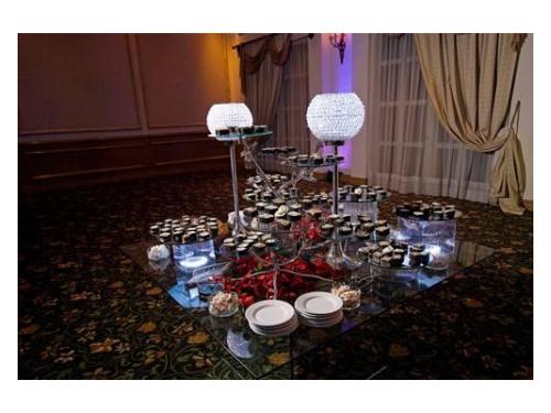 Mesa de cristal con postres