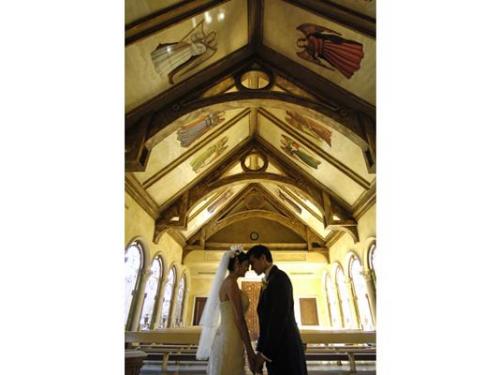 Novios tomados de la mano