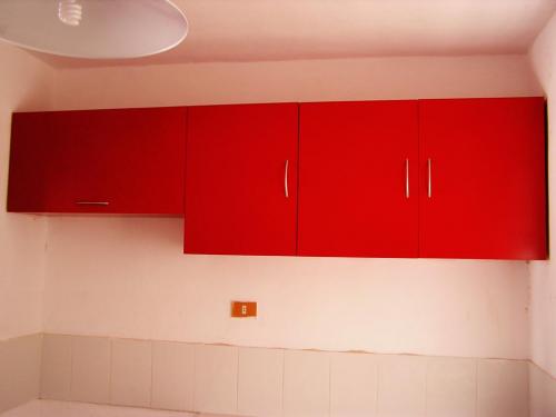 cocina minimalista en listinado rojo