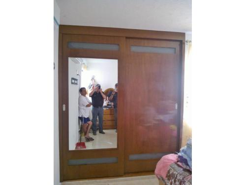 closet en madera de pino color caoba con espejo y ristales esmerilados$7,500