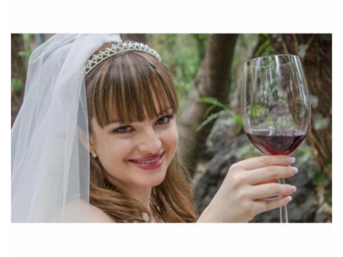 Novia con copa brindando