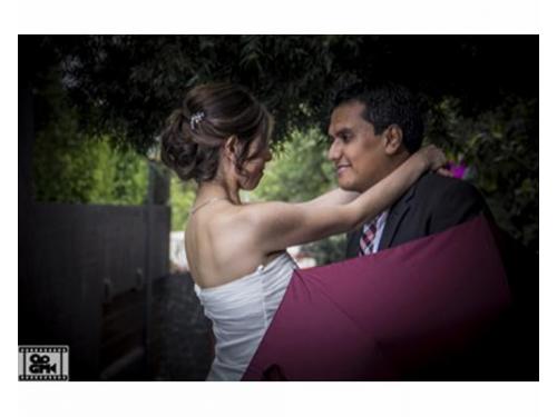 Abrazo de novios con sombrilla