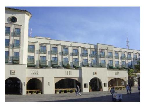 Fachada del hotel de día