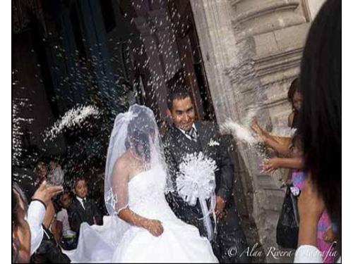 Novios saliendo de la iglesia
