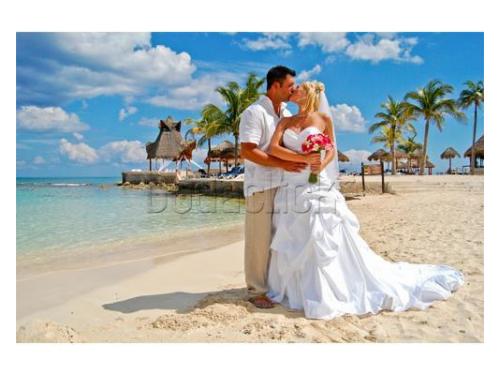 Fotografía de los novios en la playa