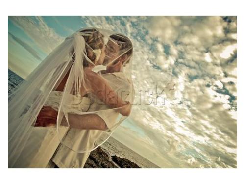 Beso de los novios en la playa