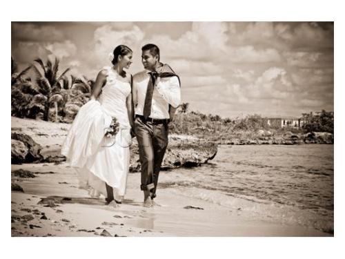 Novios caminando en la playa