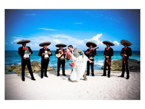 Fotografía de la novia con mariachis