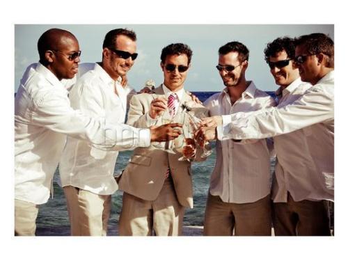 Novio en la playa con amigos