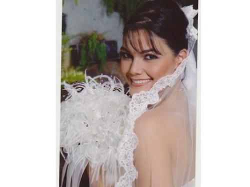 Excelente arreglo con ramo de la novia