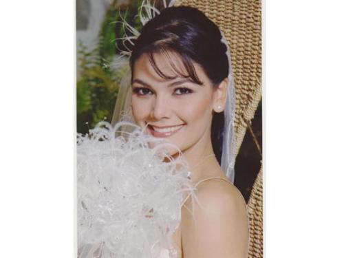 Novia luciendo hermosa con ramo