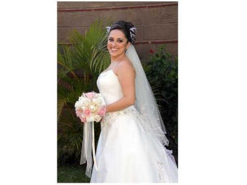 Encantadora novia maquillada y peinada