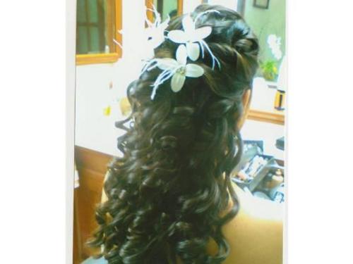 Lindo cabello suelta con detalles florales para adornar