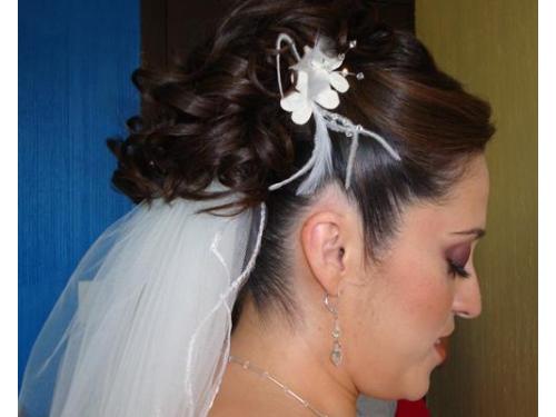 Chongo alto y detalles de flores en el cabello