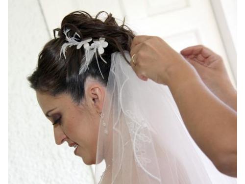 Lindo broche para adornar el peinado