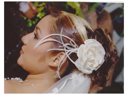 Flor como tocado del peinado de la novia