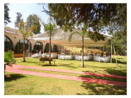 Montaje con carpa en jardín