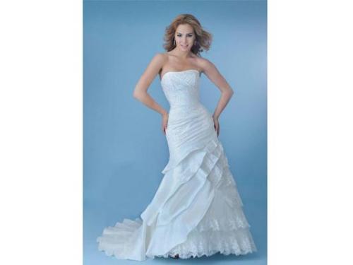 Vestido de novia con corte de lado