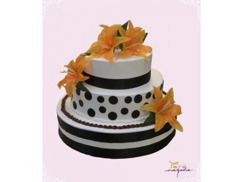 Pastel con detalles florales y cintas