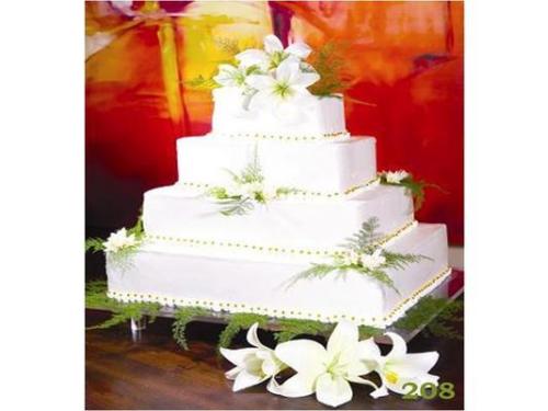 Pastel con detalles florales